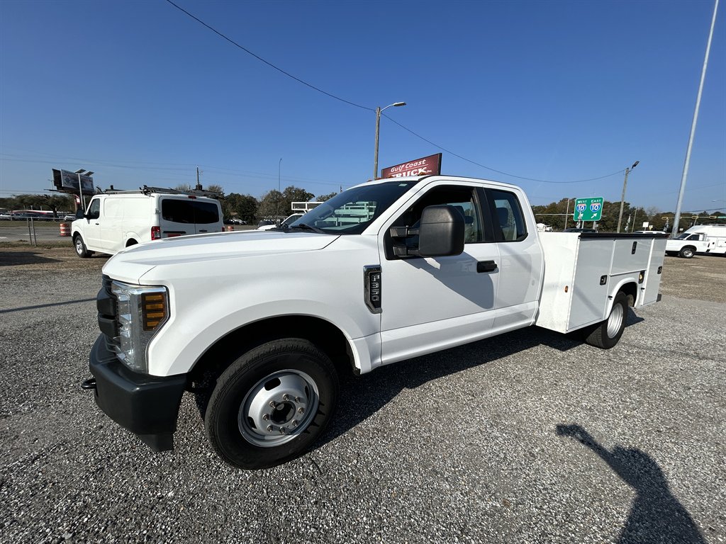 2019 Ford F-350 Super Duty Chassis Cab Lariat
